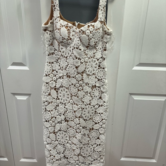 Elegant White Lace Dress - Picture 4 of 8